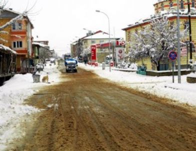 Tufanbeyli'de Kar Kalınlığı 30 Santime Ulaştı