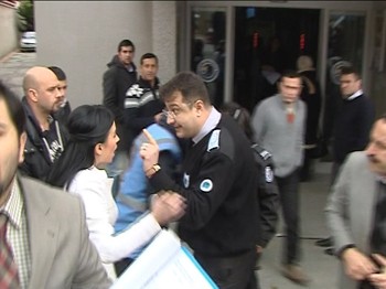 CHP'liler kadın muhabire saldırıp, kameramanı yumrukladılar