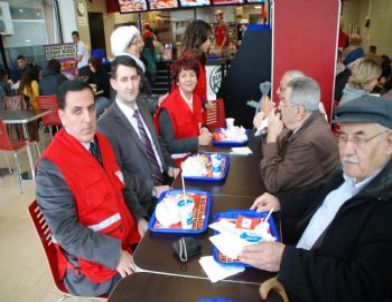 Huzurevi Sakinleri Burger King'de Buluştu