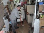İzmir'de Şiddetli Yağış: Sokak ve İşyerleri Kum İle Çakıl Altında Kaldı