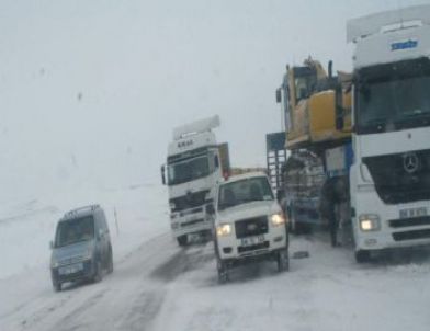Kars Sarıkamış’ta Kayan Tır Başka Bir Tır’a Çarptı