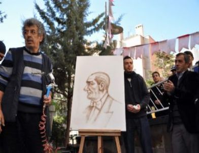 Ressam Hasan Gürpınar 2 Buçuk Dakikada Atatürk Portresi Çizdi