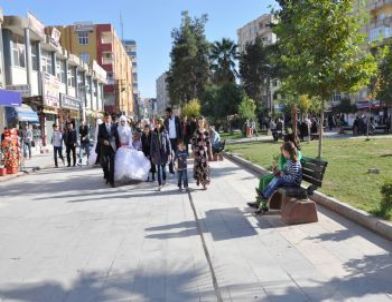 Gelin ve Damatların Zorlu Yürüyüşü