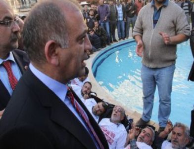 Gürsel Tekin Açlık Grevindeki Esnafı Ziyaret Etti