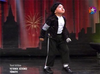 Küçük yarışmacı jürileri ve seyircileri kahkahalara boğdu