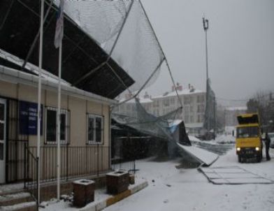 Sarıyer’de Stadın Duvarı Çöktü