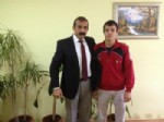 Sungurlu Belediyesi Başarılı Güreşçiyi Ödüllendirdi