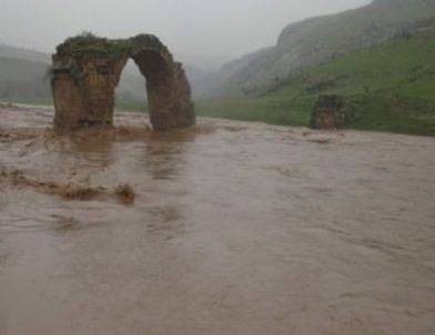 Araban'daki Tarihi Septimus Severus Köprüsü Azgın Sel Sularına Direniyor