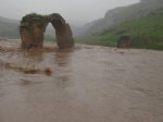 GÜMÜŞPINAR KÖYÜ - Araban'daki Tarihi Septimus Severus Köprüsü Azgın Sel Sularına Direniyor
