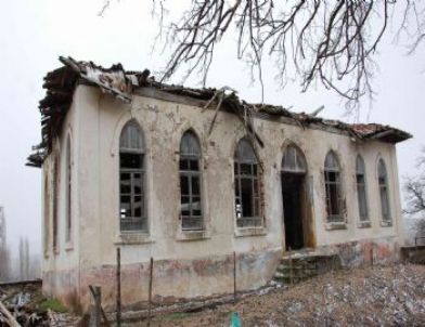 Depremin Haritadan Sildiği Gökçeler Köyünde Yıkılmayan 88 Yıllık Tarihi Okul Köyün Başına Dert Oldu