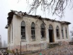VIRANE - Depremin Haritadan Sildiği Gökçeler Köyünde Yıkılmayan 88 Yıllık Tarihi Okul Köyün Başına Dert Oldu