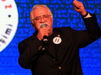 Levent Kırca: Buradan gıyaplarında yüzlerine tükürüyorum