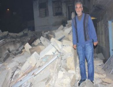 Mersin’de Terk Edilmiş İki Katlı Bina Çöktü