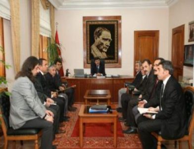 Vali Öz’e Ok Hediye Ettiler