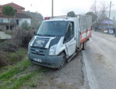 Demirci'de Trafik Kazası: 2 Yaralı