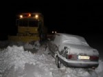 DONMA TEHLİKESİ - Kar Yolda Bıraktı