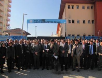 Okul Müdürünün Bıçaklanması Protesto Edildi