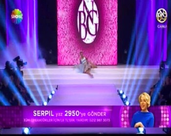 Canlı yayında podyuma kapaklandı