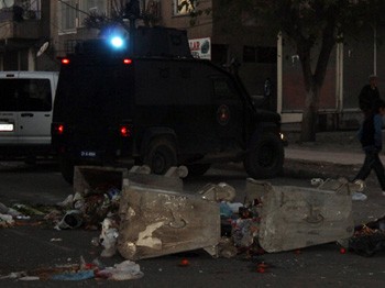 Diyarbakır'da polis aracına saldırı