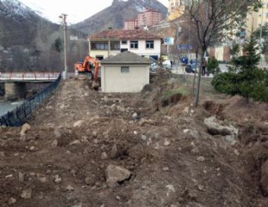 Gümüşhane’de Eski Trafo Binası Park Yapılmak Üzere Belediye Tarafından Yıkıldı