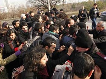 ODTÜ’lü öğrenciler ODTÜ stadında protestoda