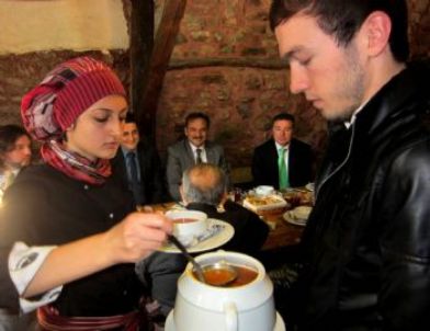 Öğrenciler Yöresel Yemek Yapıp Öğretmenlere Yedirdi