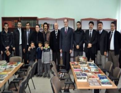 Genç İş Adamlarından Köy Okuluna Kitaplık ve Kitap Desteği