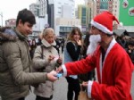 İLGİNÇ GÖRÜNTÜ - Noel Babadan Zam Protestosu