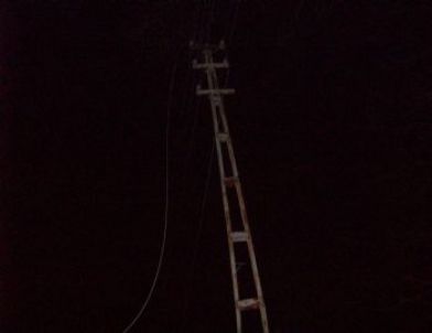 Otomobil Direğe Çarptı, İlçe Elektriksiz Kaldı