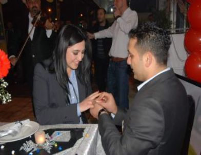 Denizli’de Bir Genç, Kız Arkadaşına Yılın Son Günü Romantik Bir Evlenme Teklifi Etti
