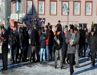 Erzurum’da Yılbaşı Nedeniyle Vatandaşlara Çam Fidanı Dağıtıldı