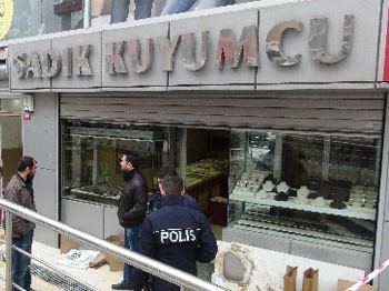 2 milyon liralık altını alıp kaçtılar, kuyumcu fenalık geçirdi