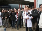DOKTORLAR DIZISI - Silahla Tehdit Edilen Doktorlar Eylem Yaptı