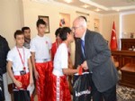 Vali’den Başarılı Sporculara Hediye