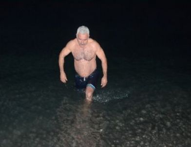 Yeni Yılı, Karadeniz’in Soğuk Sularına Girerek Karşıladı