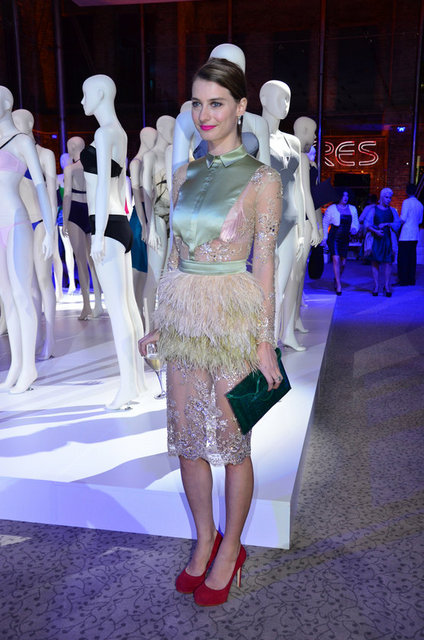 Tuba, Hollywood yıldızının elbisesinden kopya çekmiş