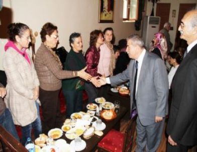 Emeklilerden Demirtaş'a Plaket