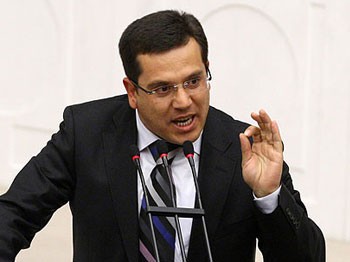 BDP'li Özdal Üçer'e silahlanın fezlekesi!