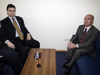 Partisinden Bakan Yardımcısına koltuk dersi