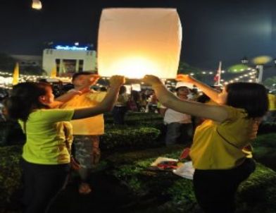 Tayland, Kral'ın 85. Doğum Gününü 'ateş Balonları' Uçurarak Kutladı‏
