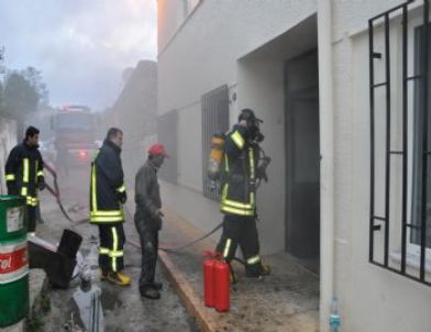 Foça'da Binanın Kalorifer Dairesinde Yangın Çıktı