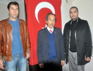 Boş Parti Binasında Basın Toplantısı Yaptı