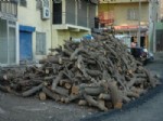 EMEKLİ VATANDAŞ - Havaların Soğuması Odun Satışlarını Arttırdı