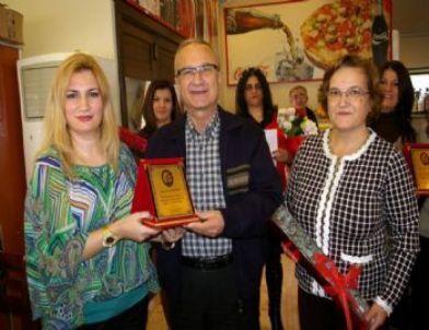 Başkan Pekel'den Öğrenci Meclisi Başkanına Plaket