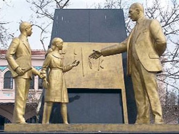 Kadıköy'de 'Atatürk anıtı' krizi