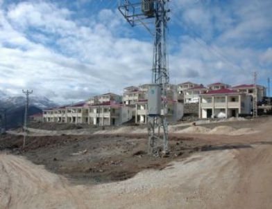 Lüks Evleri Var, Elektrikleri Yok