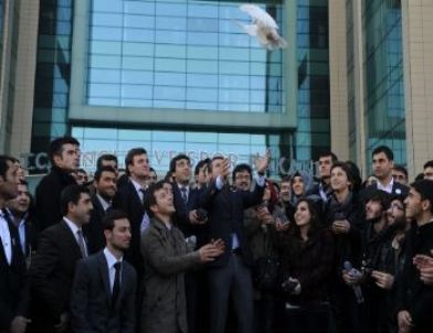 'üniversitelerde Yaşanan Kavgalar Yüreğimizde Derin Yaralar Açıyor'