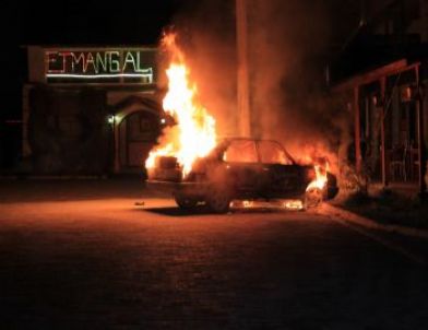 Park Halindeki Otomobil Alev Alev Yandı