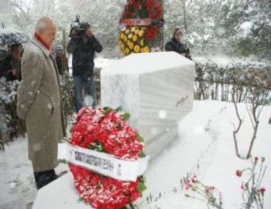 Abdi İpekçi Mezarı Başında Anıldı