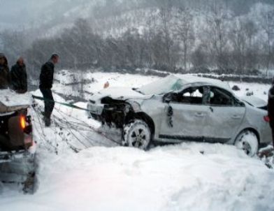 Buzdan Kayan Otomobil Irmağa Uçtu: 3 Yaralı